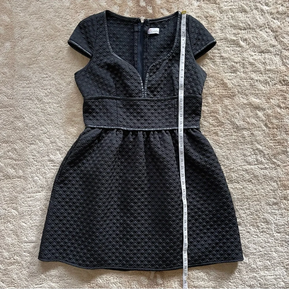 Red Valentino Quilted Short-Sleeve Sweetheart Dress, Black Size 46 - Picture 5 of 11